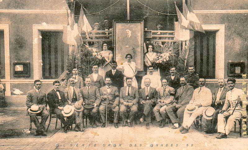 la Senia une reunion du conseil municipal devant la mairie.jpg